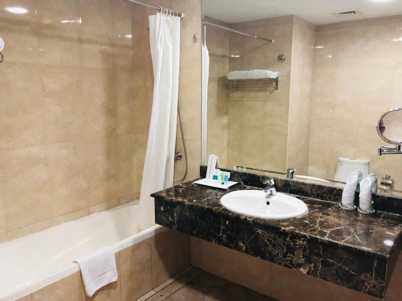 Gokulam Park Doha Hotel Kültér fotó